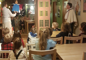 aktorzy prezentują dzieciom lalki, które brały udział w przedstawieniu
